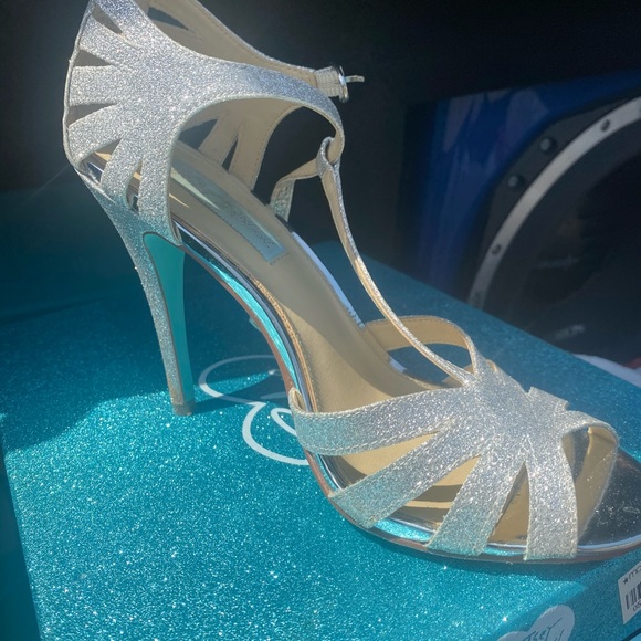 Heels - Picture 3 of 4